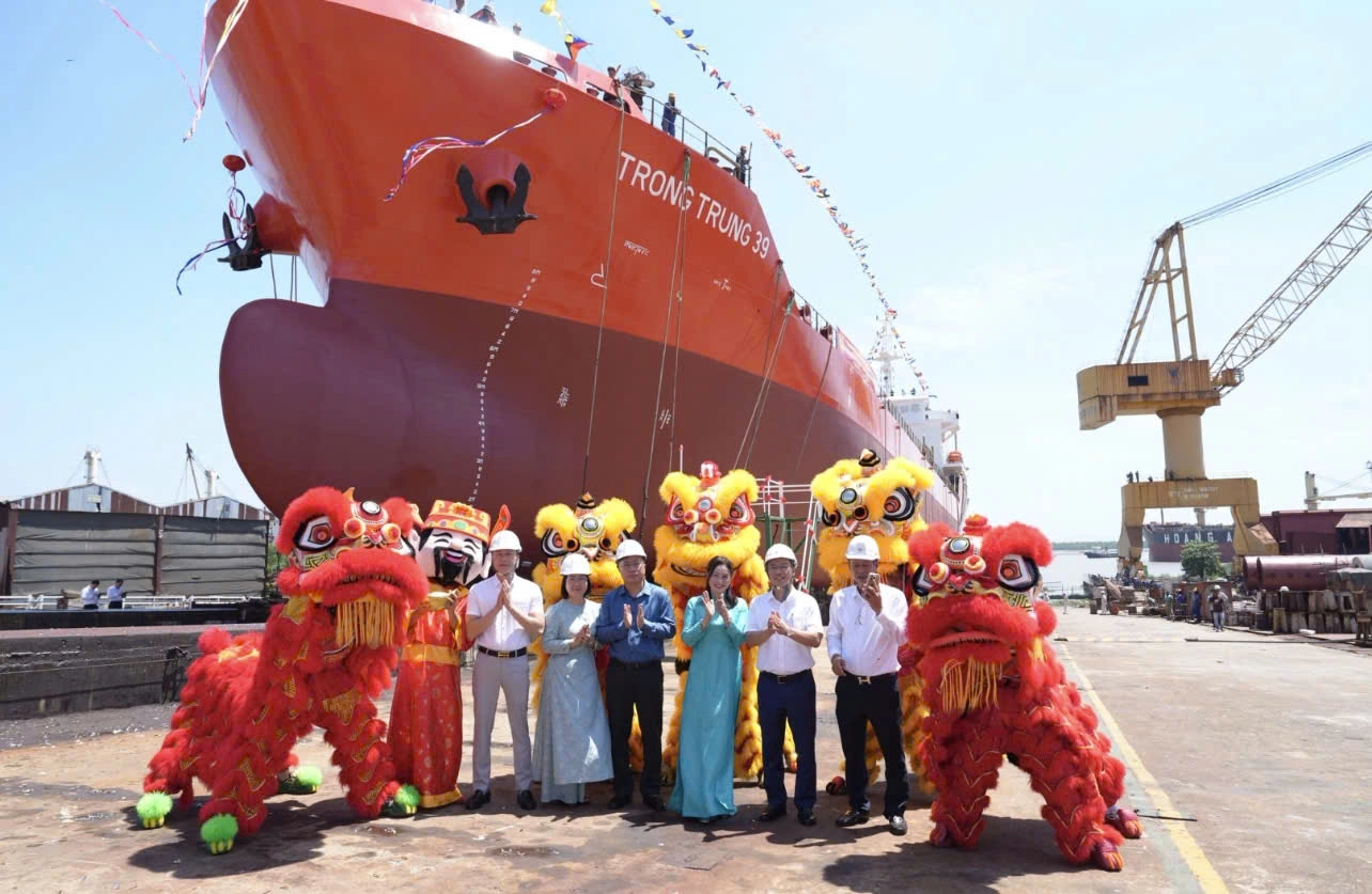  HẠ THỦY TÀU TRỌNG TRUNG 39 VÀ  ĐẶT KY TÀU TRỌNG TRUNG 79  TIẾP NỐI NHỮNG HÀNH TRÌNH MỚI