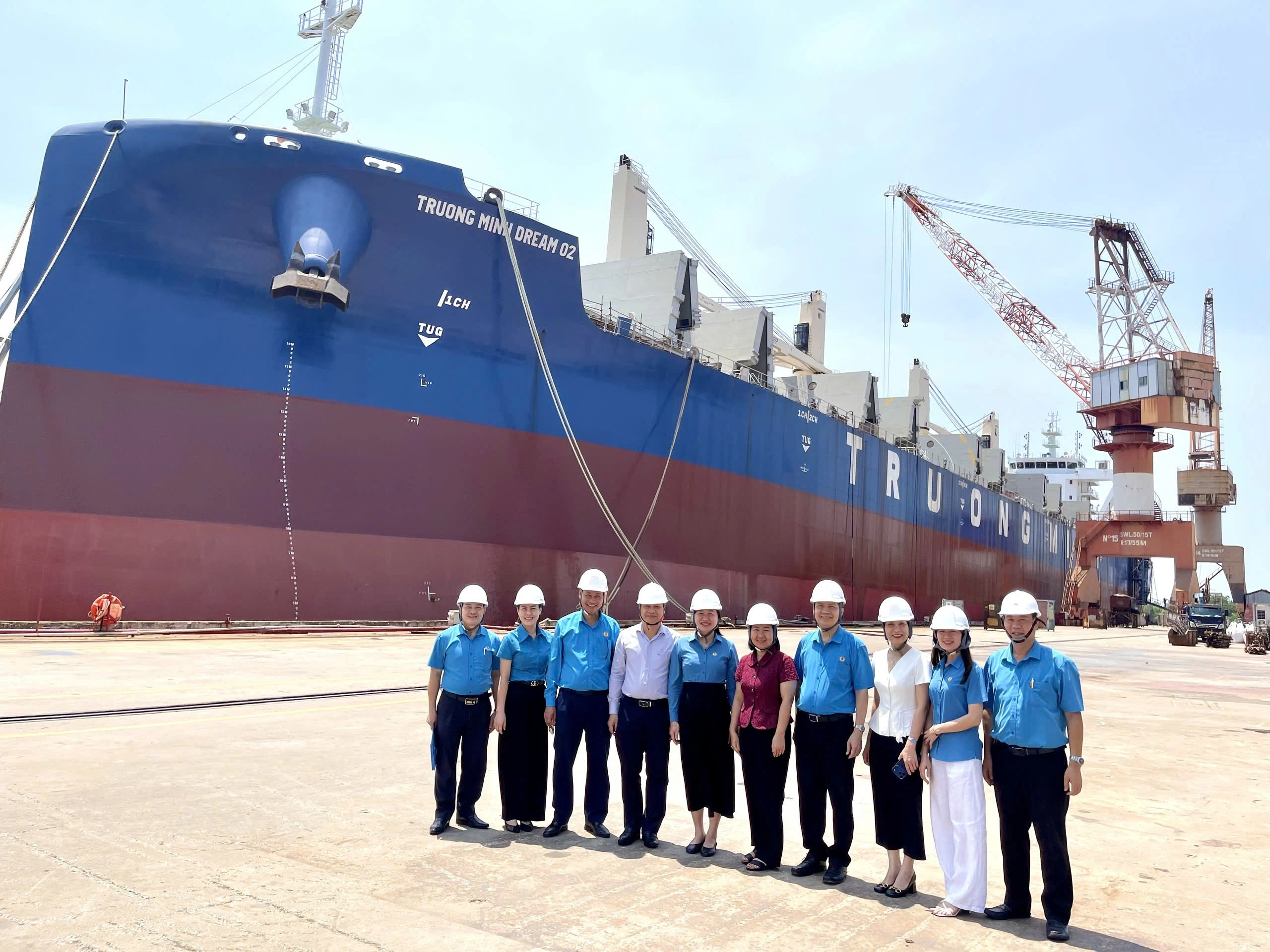 ĐOÀN CÔNG TÁC TỔNG LIÊN ĐOÀN LAO ĐỘNG VIỆT NAM ĐẾN THĂM VÀ LÀM VIỆC TẠI CÔNG TY ĐÓNG TÀU NAM TRIỆU