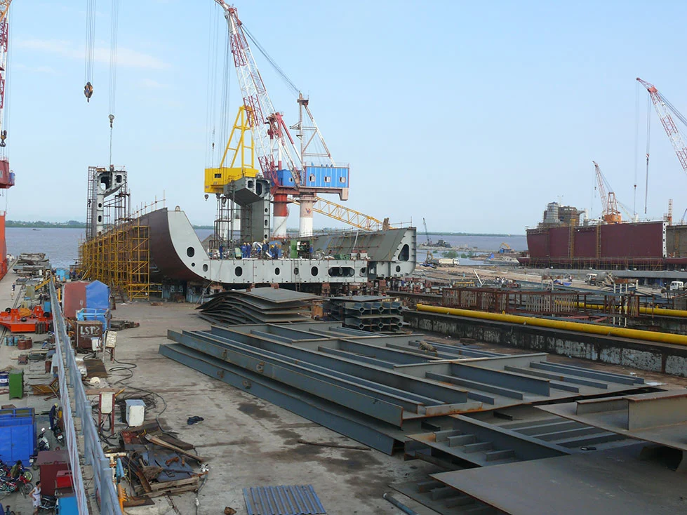 Tàu chở hàng 53.000 tấn